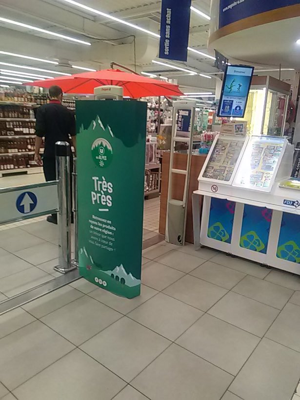 Très près, Totem en tête de gondole