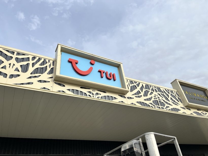 TUI, contre-plongée, Caisson lumineux en façade