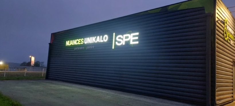 Nuances Unikalo, la nuit, Lettres lumineuses sur bardage, Dole