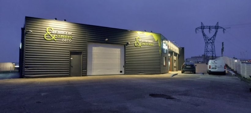 Unikalo · SPE, le showroom, Logos lumineux sur bardage