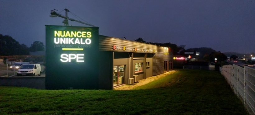 Totem rétroéclairé Nuances Unikalo et SPE allumé, la nuit, Dole