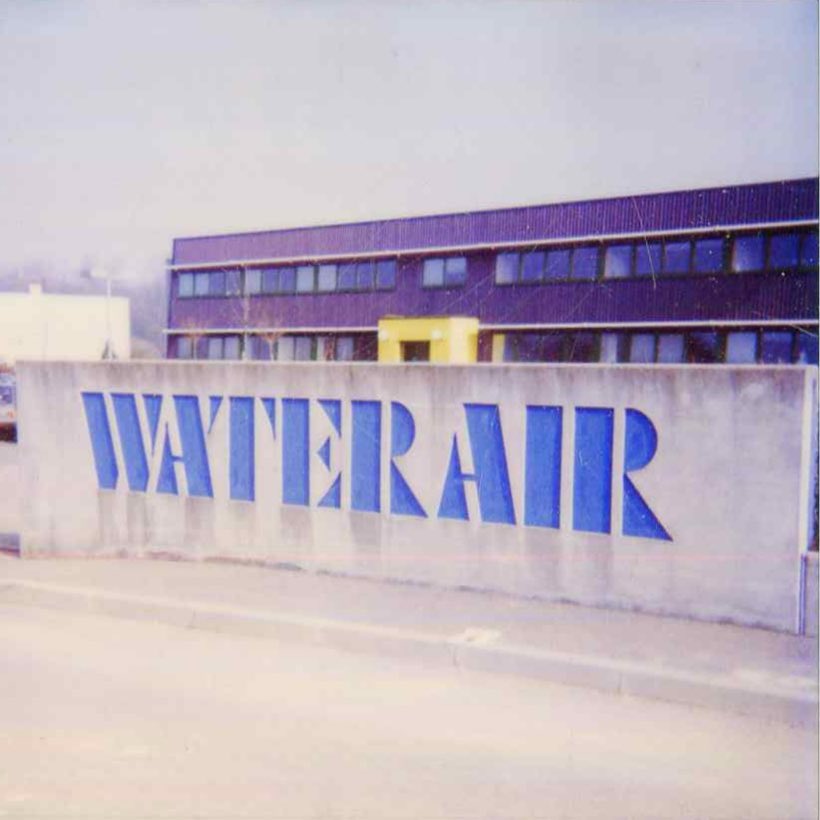 Waterair, Lettres bleues sur pignon